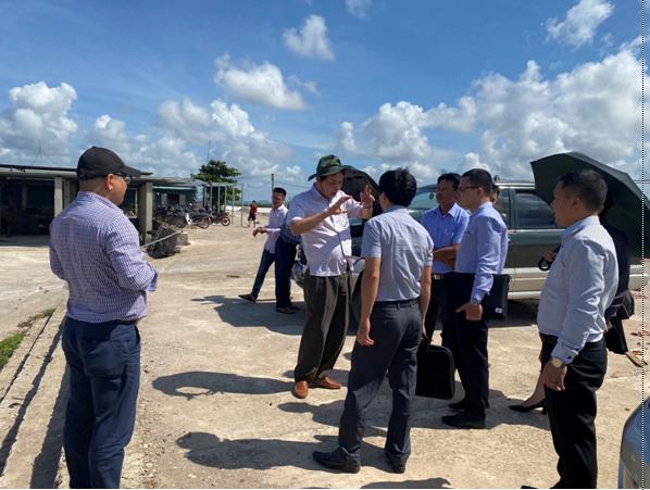 (Đoàn công tác kiểm tra tình hình thực tế tại vùng thu hoạch nhuyễn thể 2 mảnh vỏ huyện Kim Sơn)